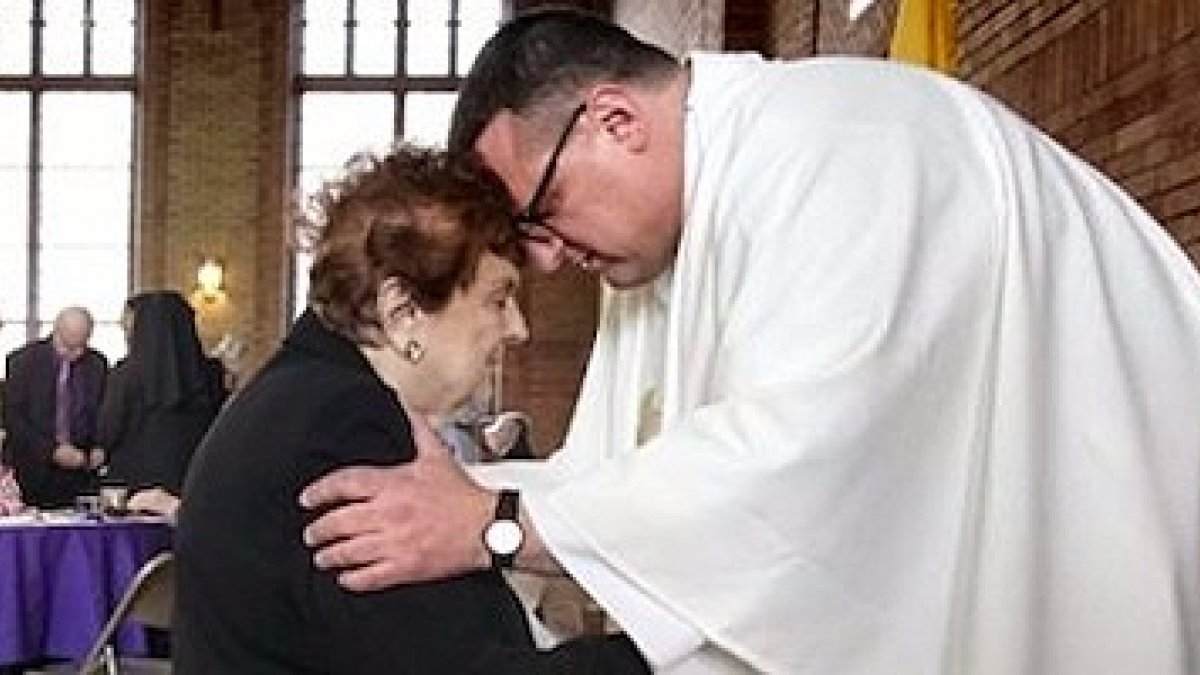 Louise, de 91 años, emocionada ante su hijo sacerdote: rezó por su conversión durante veinticinco años.
