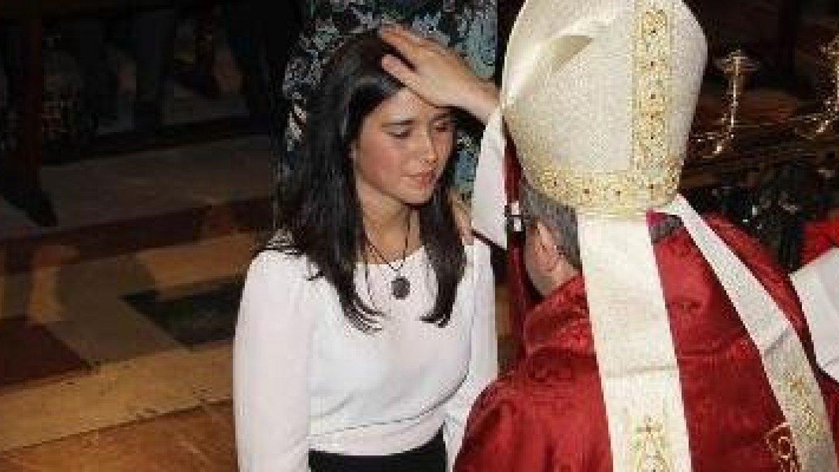 Una joven recibe el sacramento de la confirmación... hubo 116.000 en 2014 en España