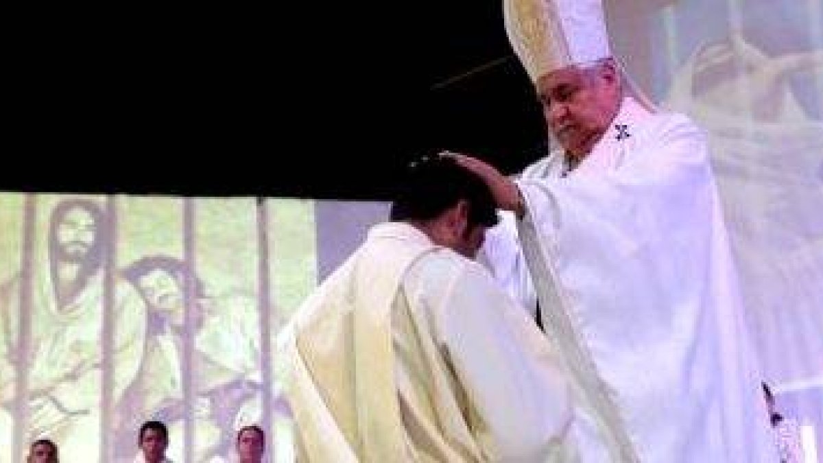 El obispo de Monterrey ordena a Gabirel en la cárcel... allí será el capellán de los presos