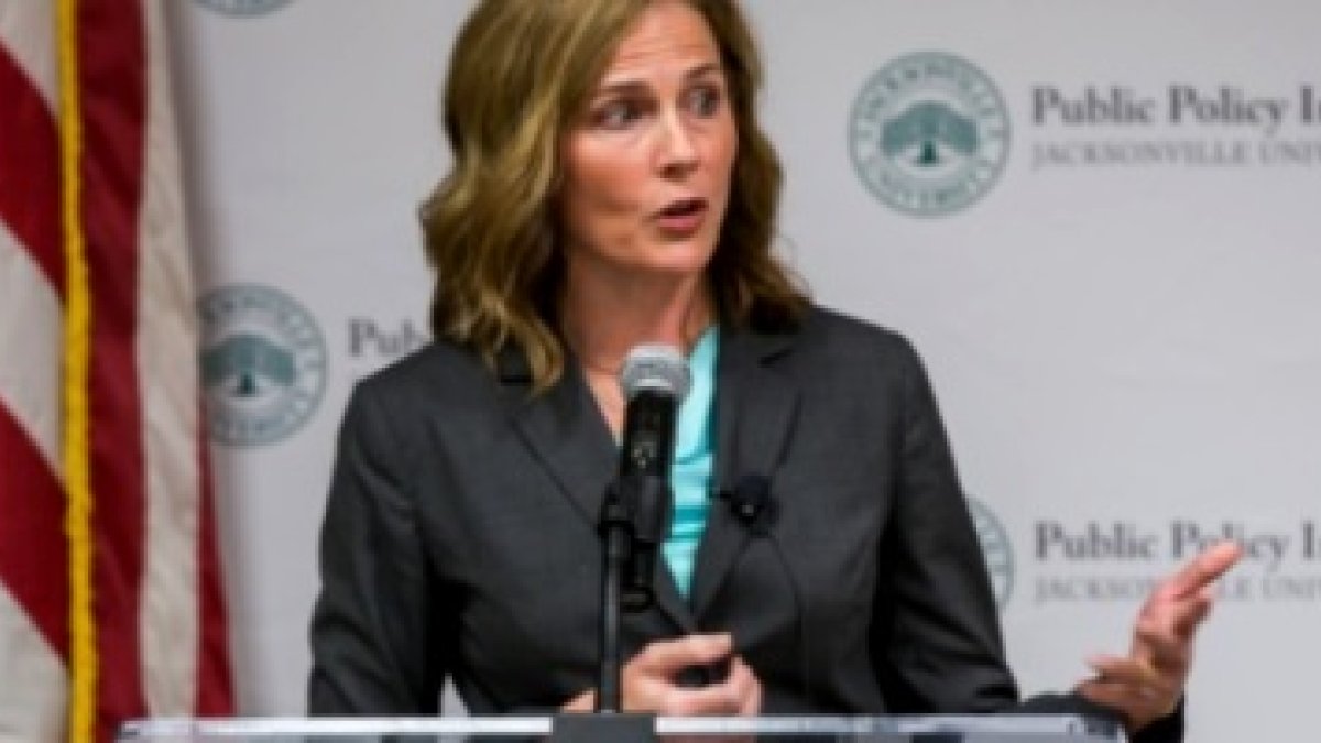 Amy Coney Barrett es una juez católica que podría ser elegida por Trump para el Tribunal Supremo, cargo vitalicio
