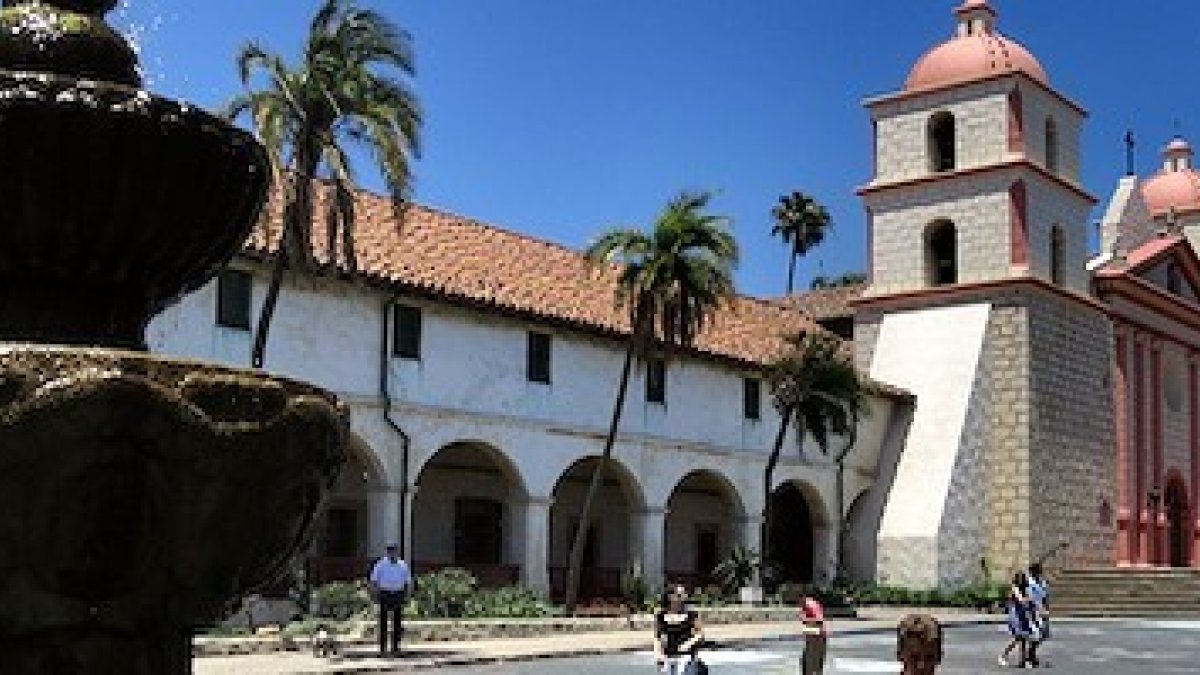 La misión española en Santa Bárbara, California: asimilable a cualquier otra del continente.