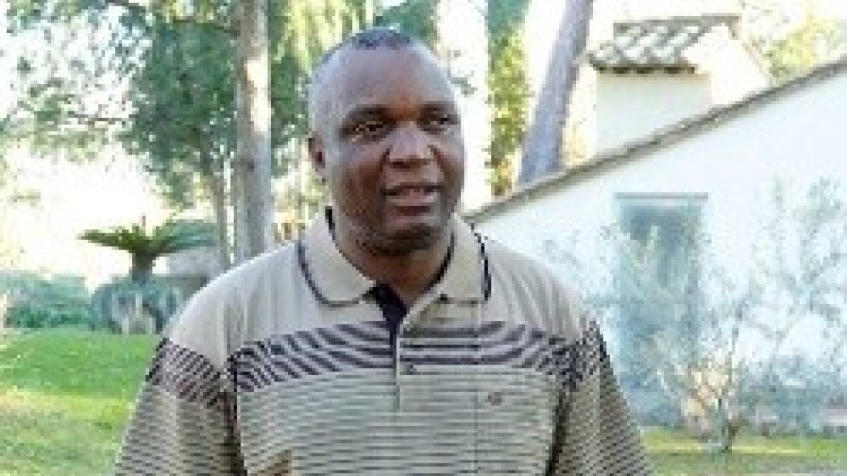 El padre Joao descubrió su vocación gracias a un misionero que le atendió en el campo de refugiados