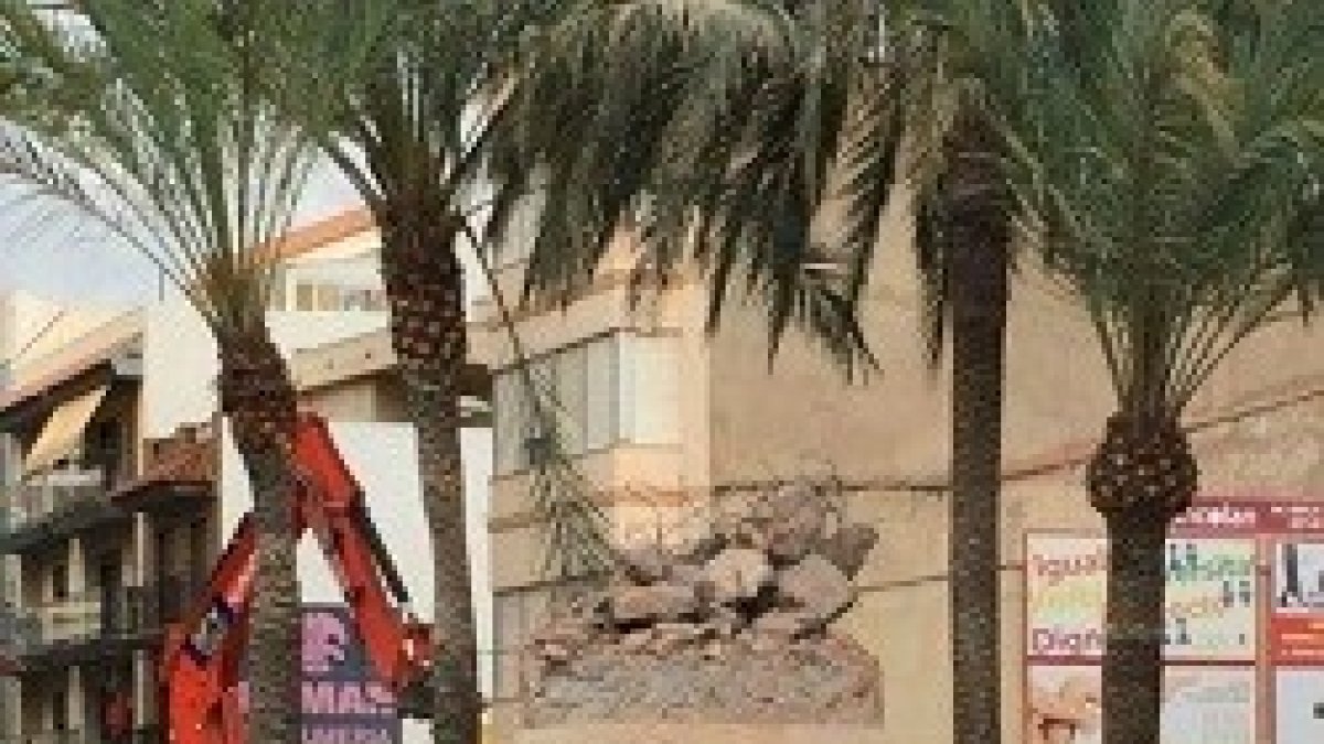 Ya no queda nada de lo que era la cruz que estaba situada en la Plaza de la Paz