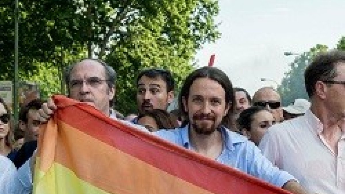 El texto, redactado por grupos LGTB, fue presentado en el Congreso por Podemos