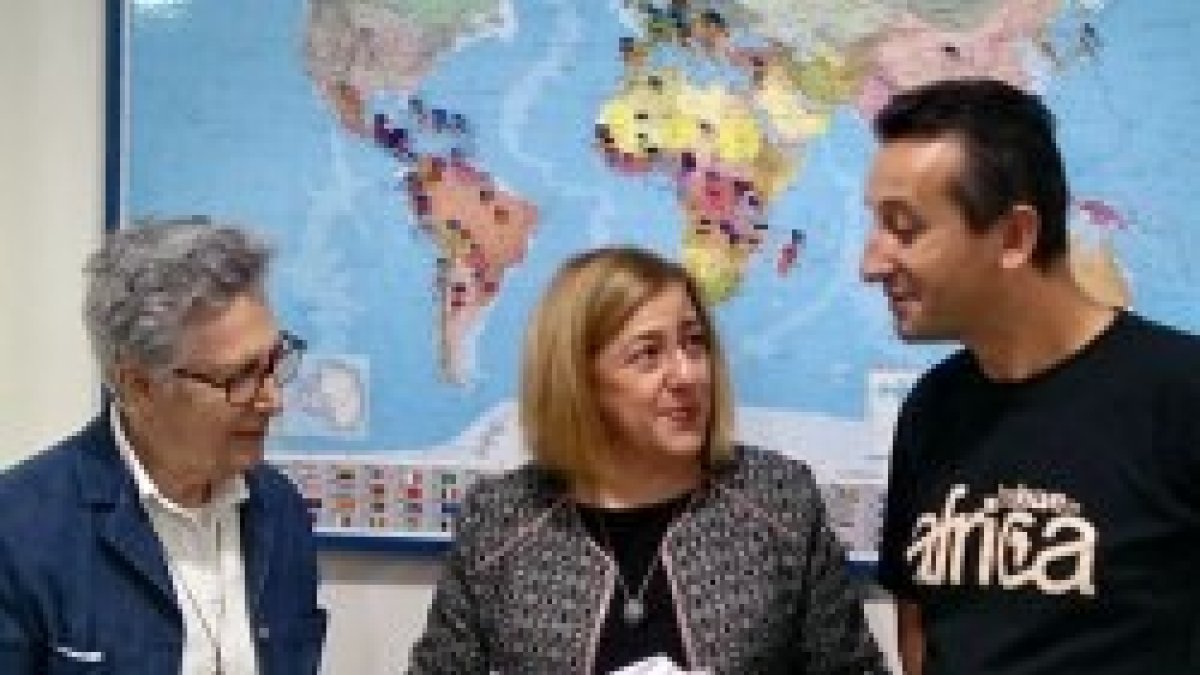 La hermana Pilar, a la izquierda, y el padre Luis Carlos, a la derecha, en la delegación de misiones de Burgos