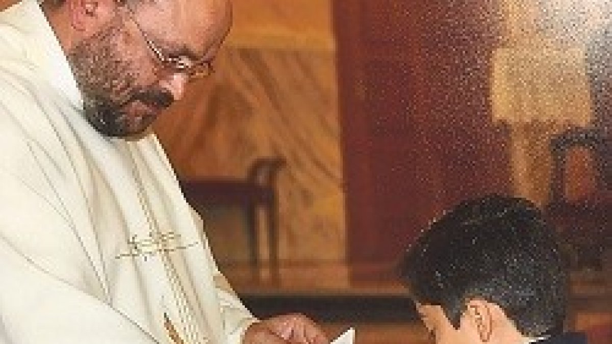 Rubén recibiendo la Sangre de Cristo por primera vez