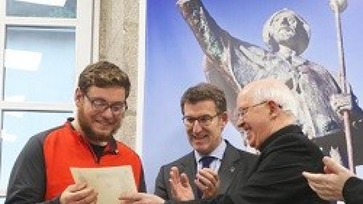 El arzobispo de Santiago entrega al peregrino norteamericano el diploma que conmemora que fue el peregrino 300.000 este año