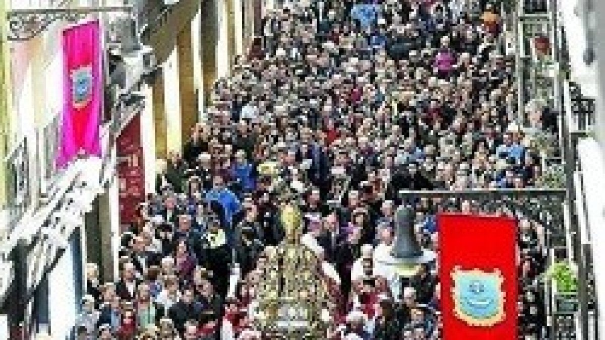 Miles de personas acompañaron al santo durante la procesión / Noticias de Navarra