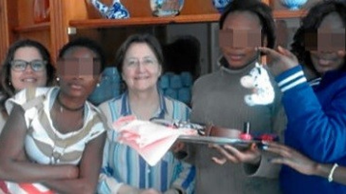 Algunas de las adoratrices, con las jóvenes nigerianas liberadas y que ahora viven en un hogar de las religiosas