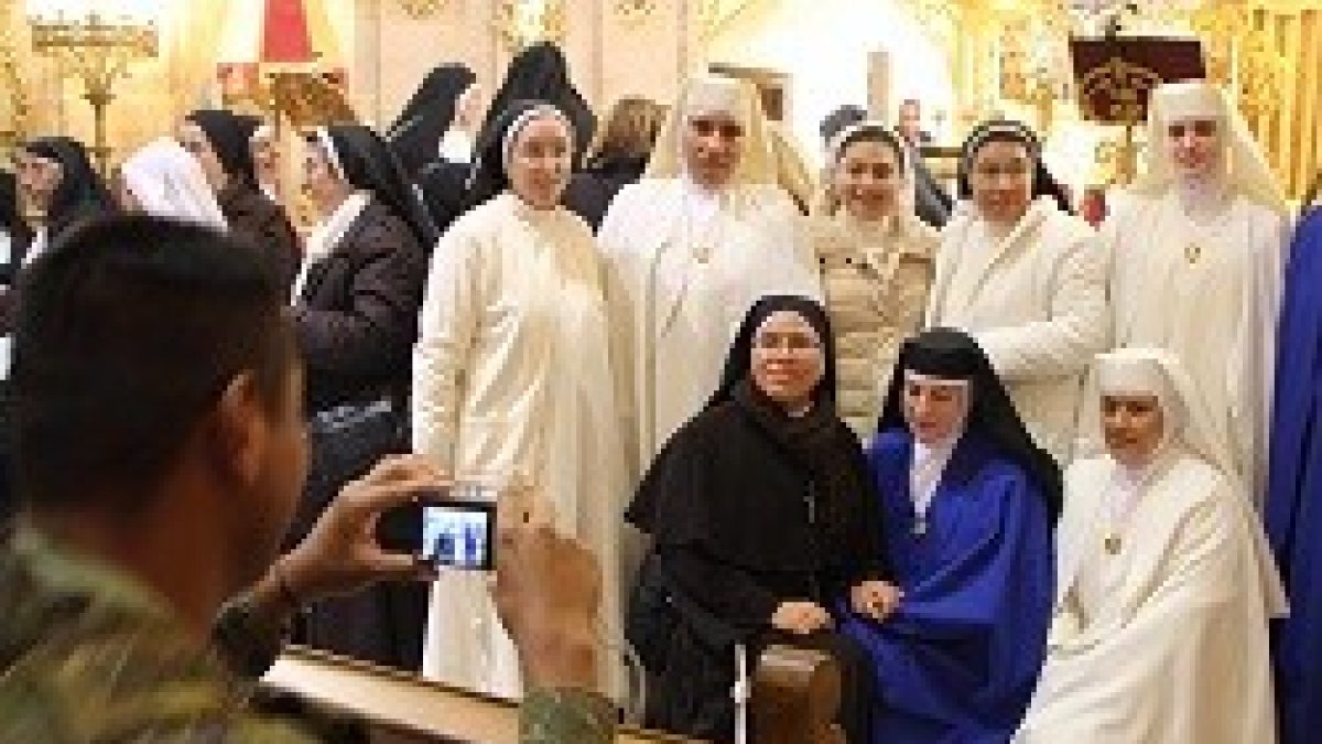 Un legionario fotografía a un grupo de monjas de clausura de distintas congregaciones