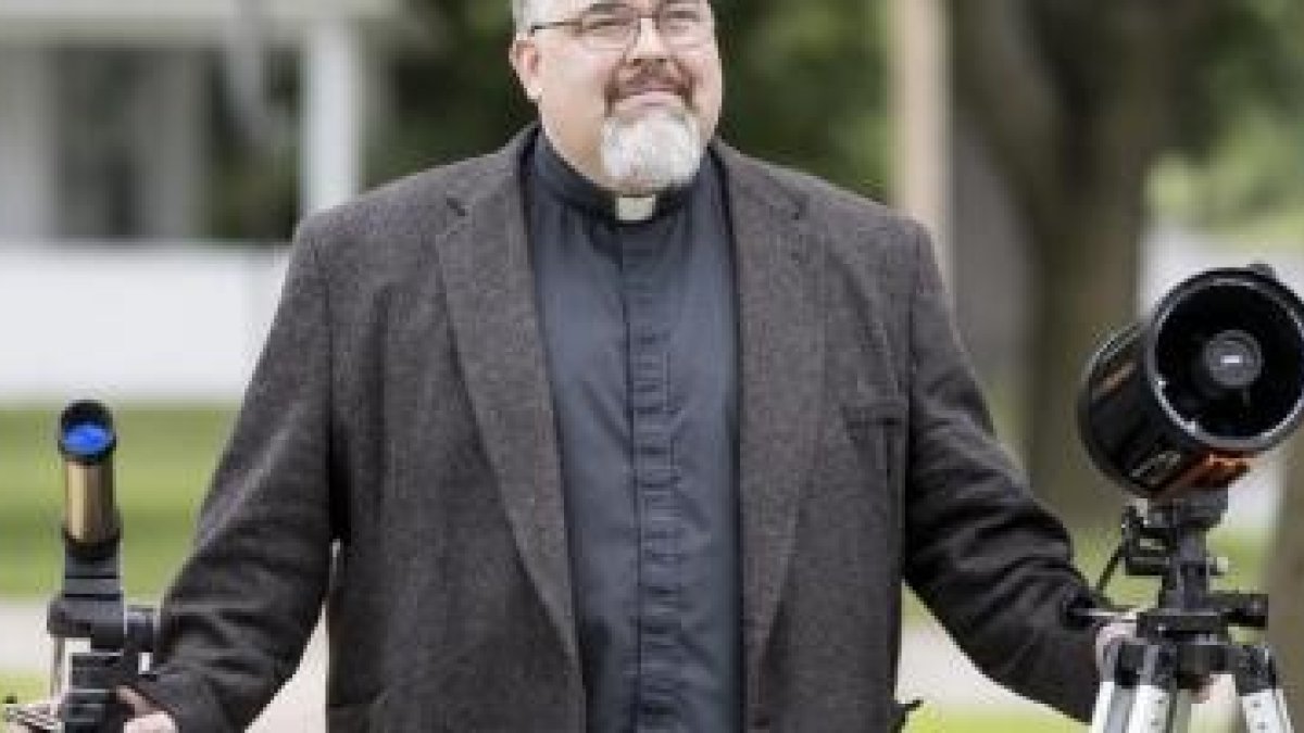 El padre Kurzynski es un entusiasta de la astronomía... cada vez es más necesario tender puentes entre ciencia y fe