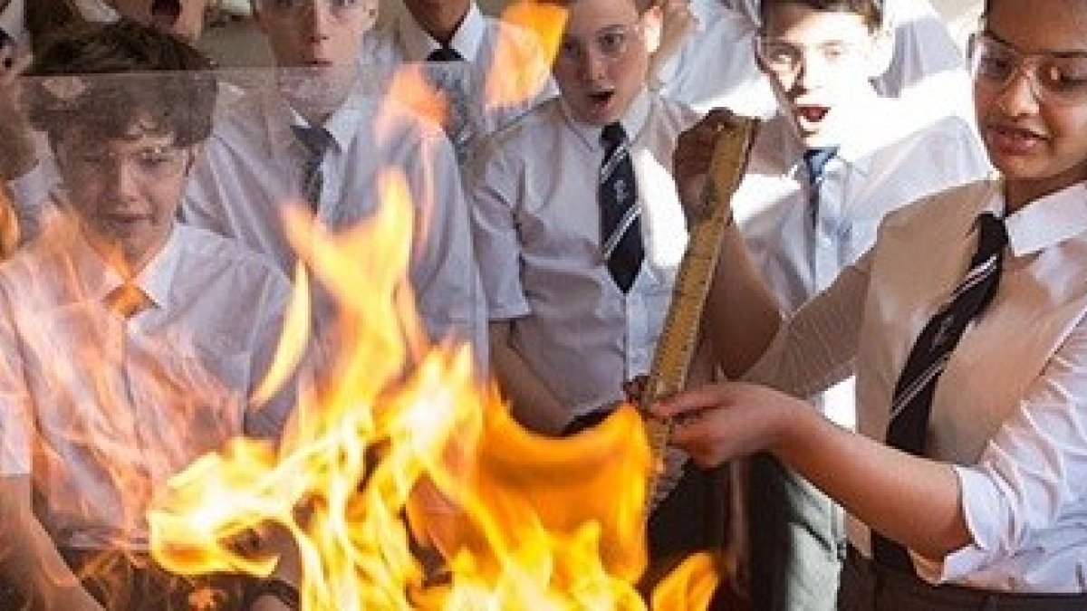 Este es el uniforme que usan los alumnos, aquí en una clase de ciencias calurosa