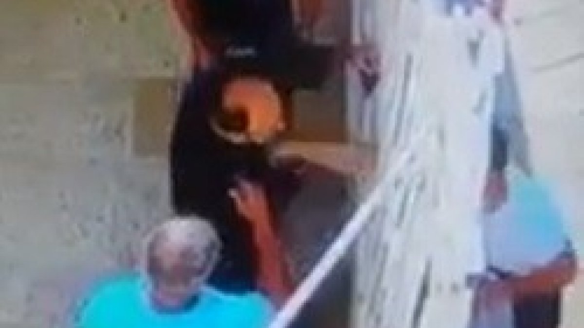 El fraile franciscano protegió a unos turistas en la gruta de la Leche de Belén