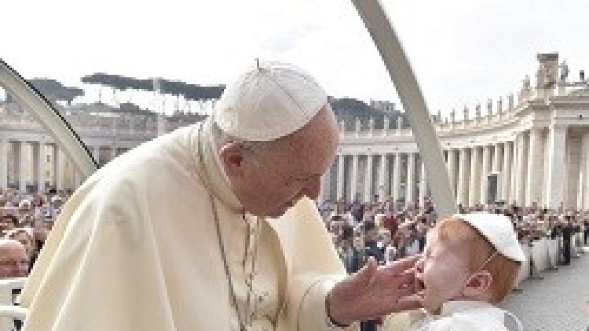 El Papa saludó a un bebé vestido de Pontífice tras la Audiencia General de este miércoles / Vatican Media