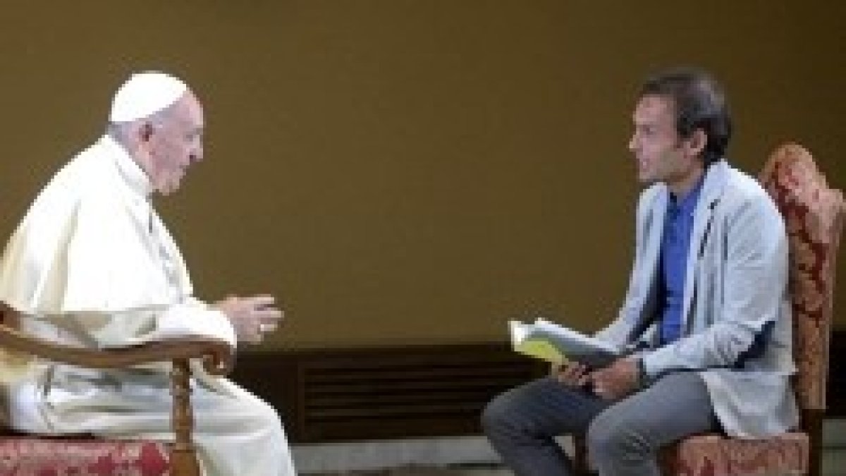 El Papa Francisco con el padre Marco Pozza en TV2000 hablan del Padrenuestro y el mal