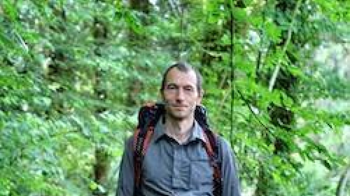 Christian Pinon es un amante del deporte que lleva cuatro años corriendo descalzo largas distancias. Foto: CathoBel.