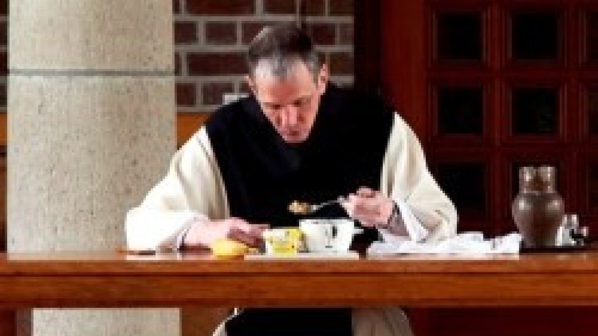 La Isla de los Monjes recoge la vida cotidiana de un monasterio... en el que todo cambia