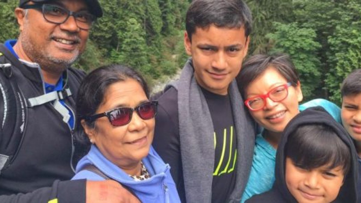 Melvin Singh con su familia - la Virgen lo orientó hacia la fe