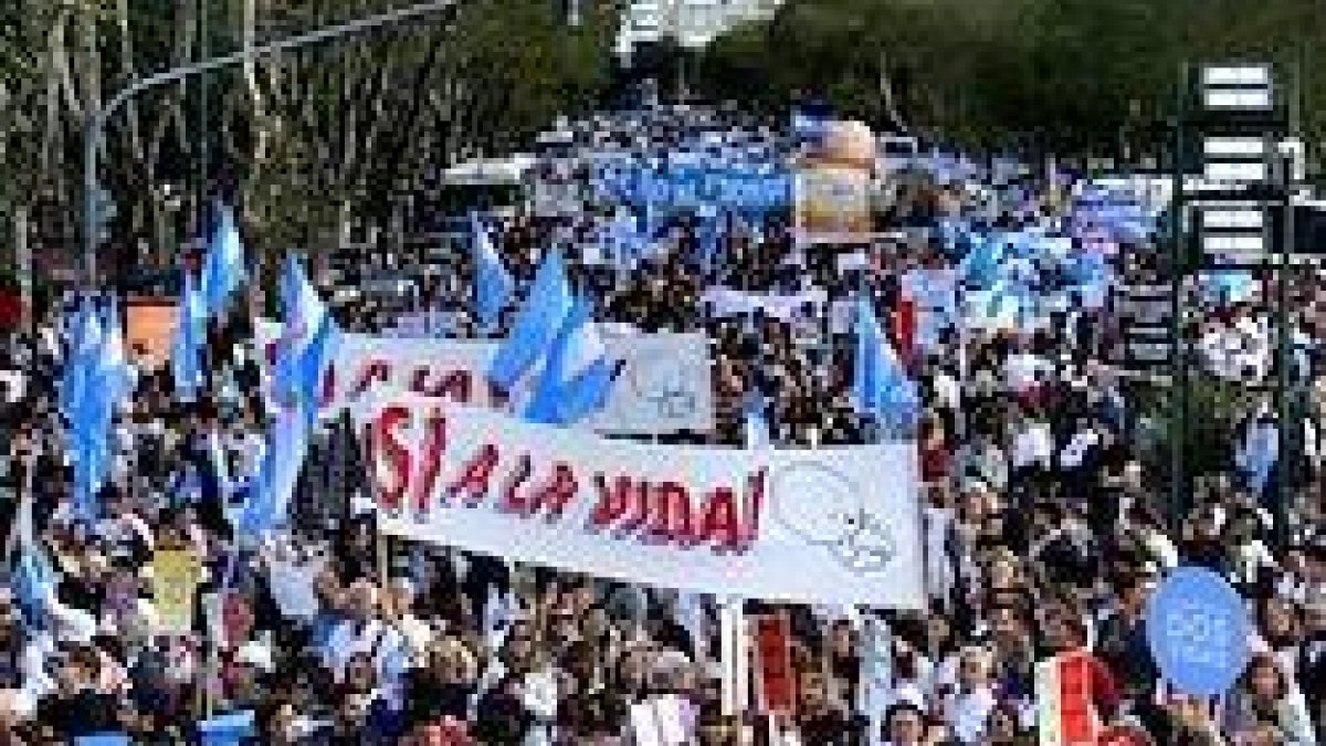 Un momento de la masiva manifestación del pasado sábado en Buenos Aires contra el aborto y por las dos vidas (la madre y el hijo), convocada por comunidades evangélicas de todo el país y apoyada por grupos católicos.