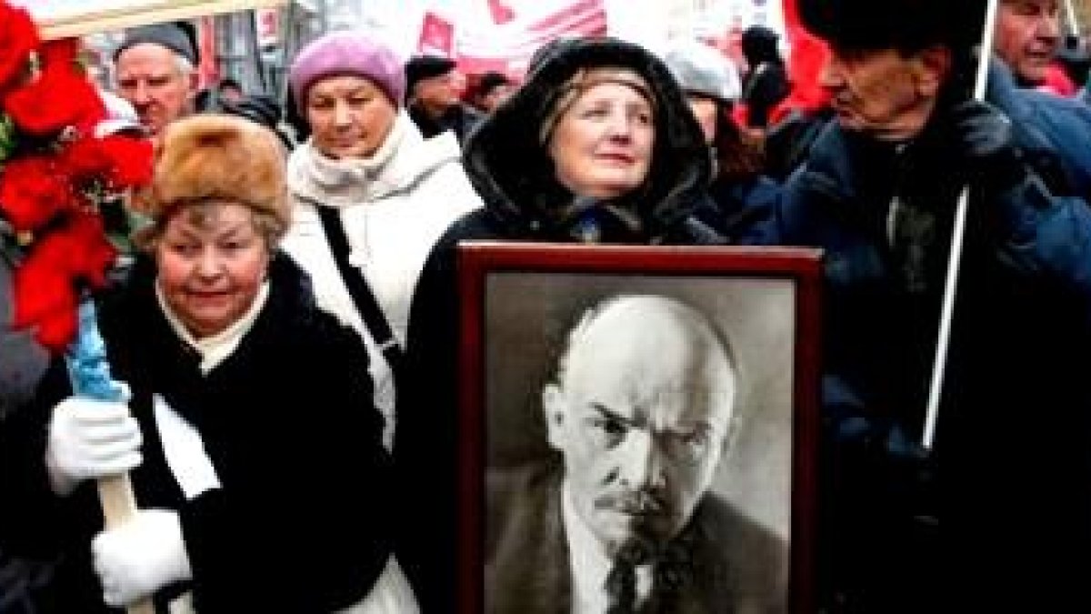 Jubilados en Rusia nostálgicos de Lenin -al que no conocieron- y revisionistas comunistas en Occidente