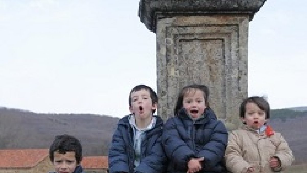 Lucía, segunda por la derecha tiene síndrome de Down. Y su madre defiende en ABC la educación especial