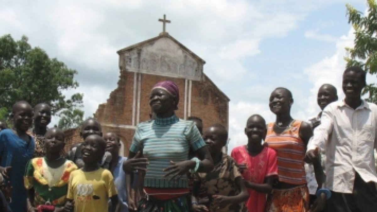 Las antiguas comunidades formadas por laicos en los años 70 y 80 necesitaban unirse bajo una sola pastoral