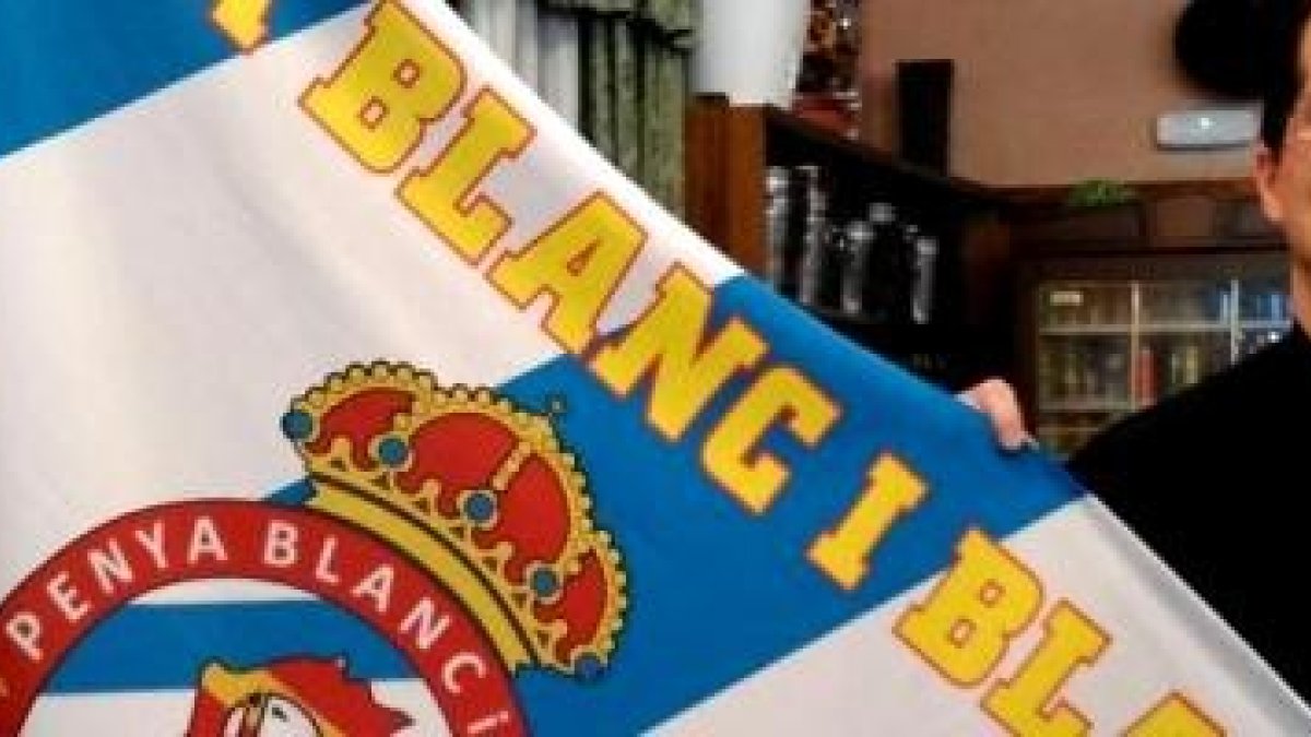 Dámaso Perico, con alzacuellos y los colores del RCD Espanyol, símbolos de dos grandes pasiones