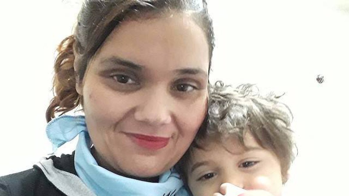 Karina Estrella Etchepare, con uno de sus dos hijos.