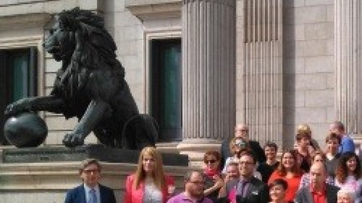 Activistas LGTB en el Congreso de los Diputados... pero su ideología no es la de toda la sociedad