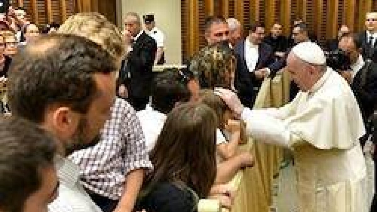 La audiencia general tuvo lugar en el Aula Pablo VI, para evitar los duros calores del agosto romano.