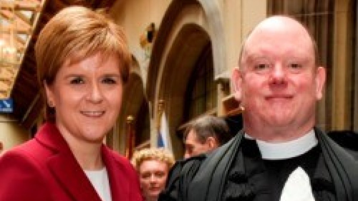 La Primera Ministra escocesa, Nicola Sturgeon, con el actual Moderador de la Church of Scotland, Derek Browning