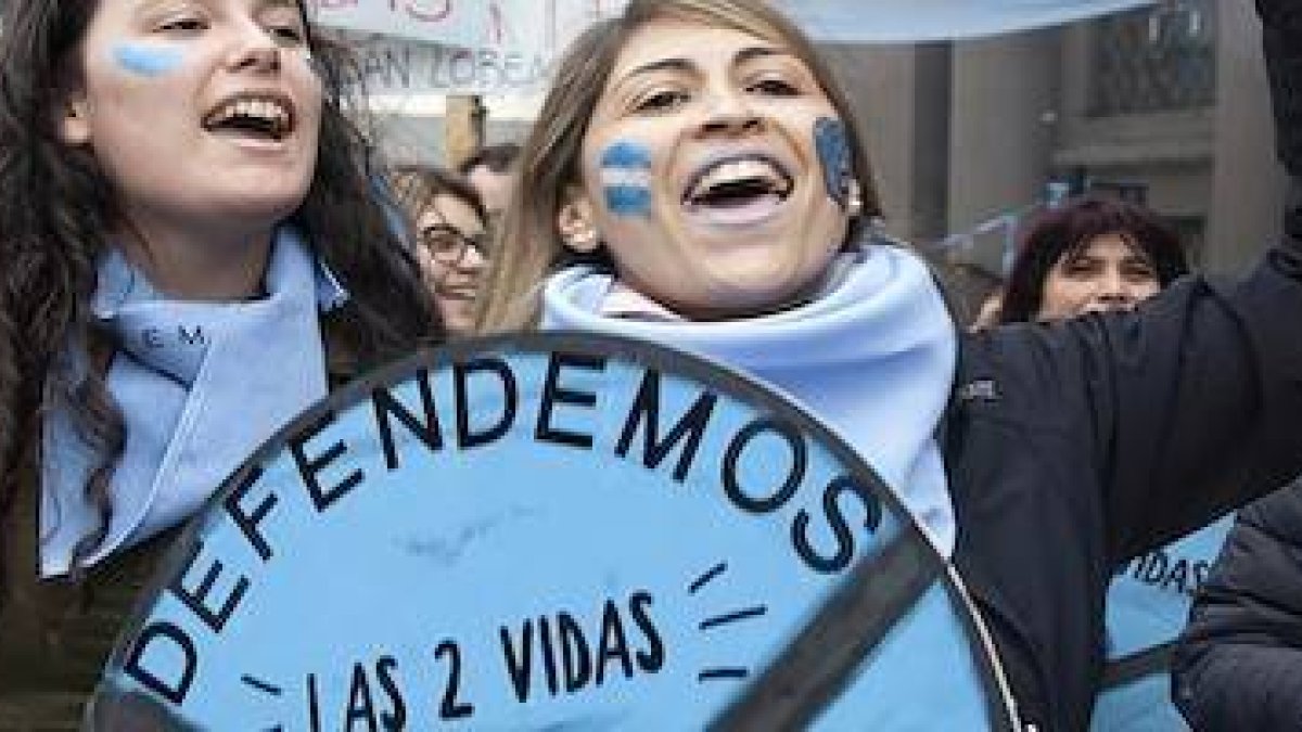 Manifestantes por la vida ante el Senado durante el debate de este miércoles y jueves de madrugada.