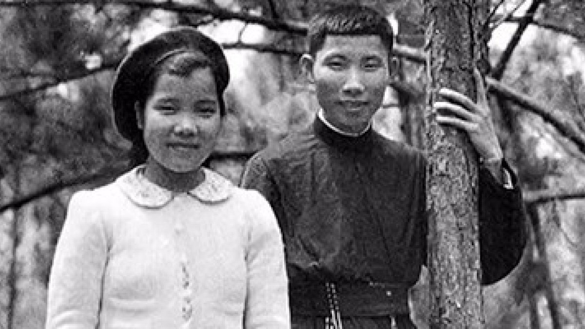 Marcelo Van, junto a su hermana pequeña.