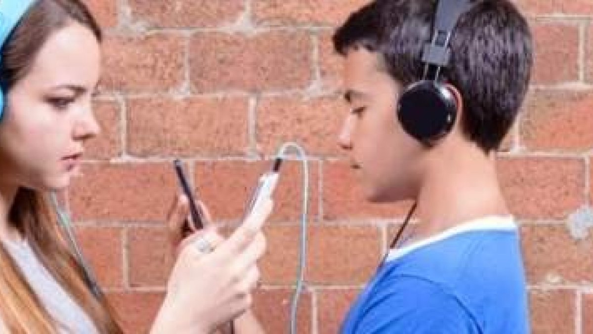 Los jóvenes viven el individualismo, el consumismo y enganchados a las pantallas... y eso tiene efectos