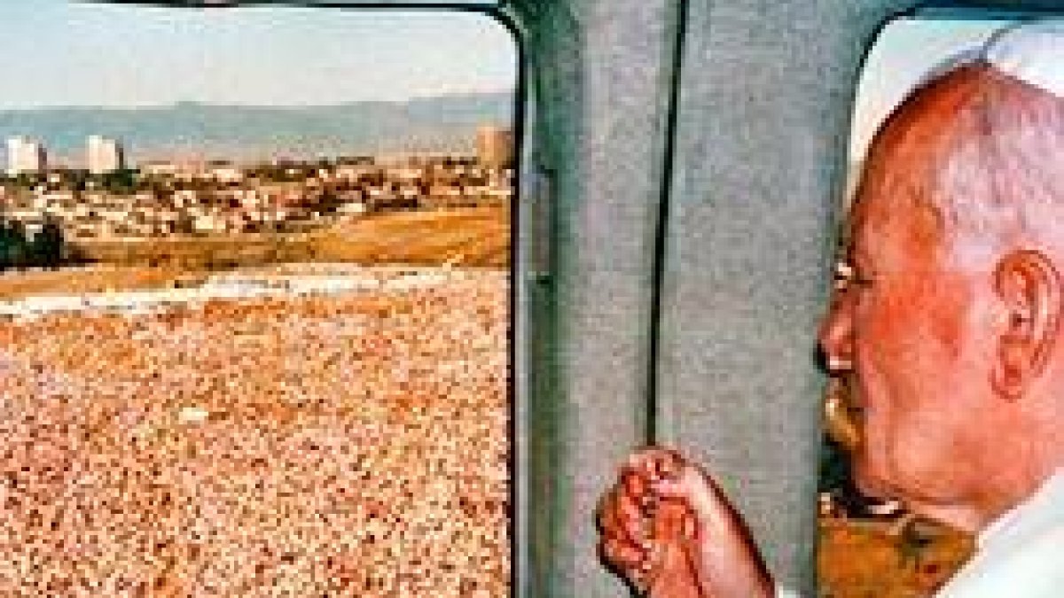Juan Pablo II llega en helicóptero el 15 de agosto de 1993 a la misa de clausura de la JMJ de Denver, en el Cherry Creek State Park.