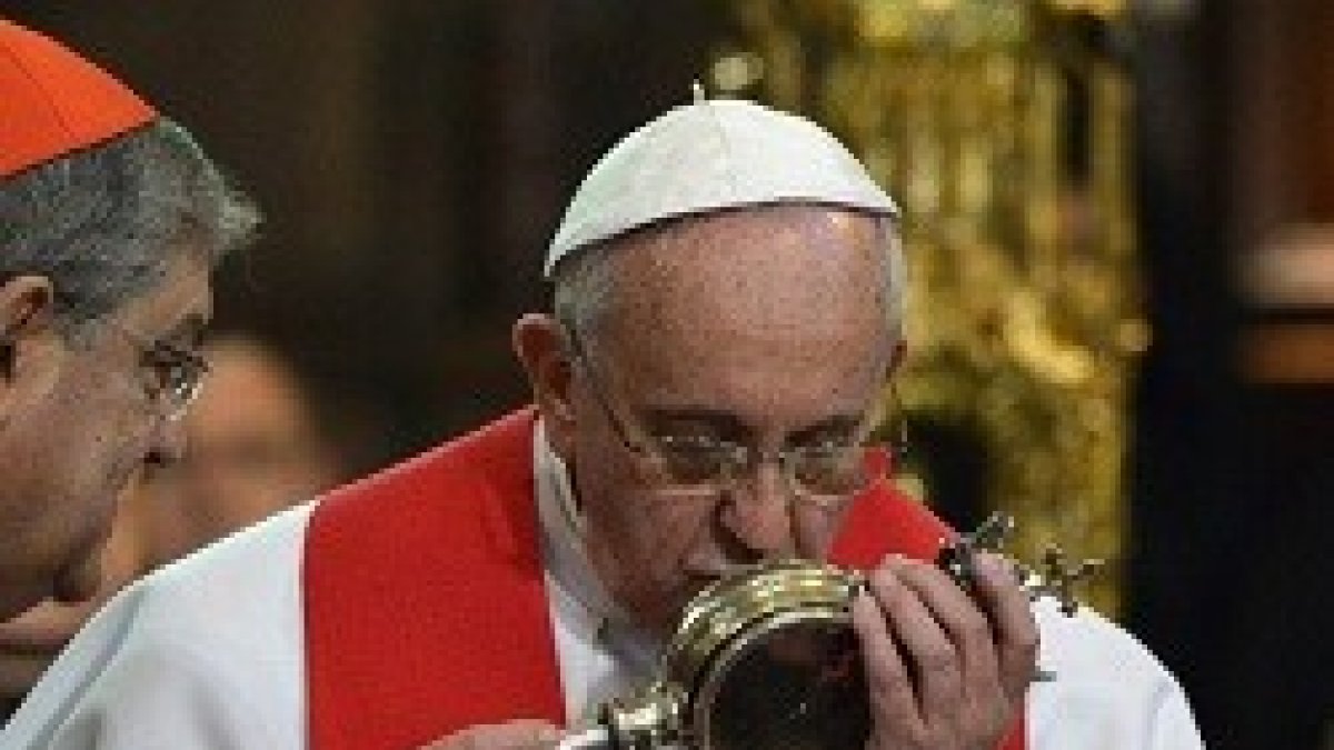 El Papa Francisco besa la reliquia de la sangre de San Jenaro