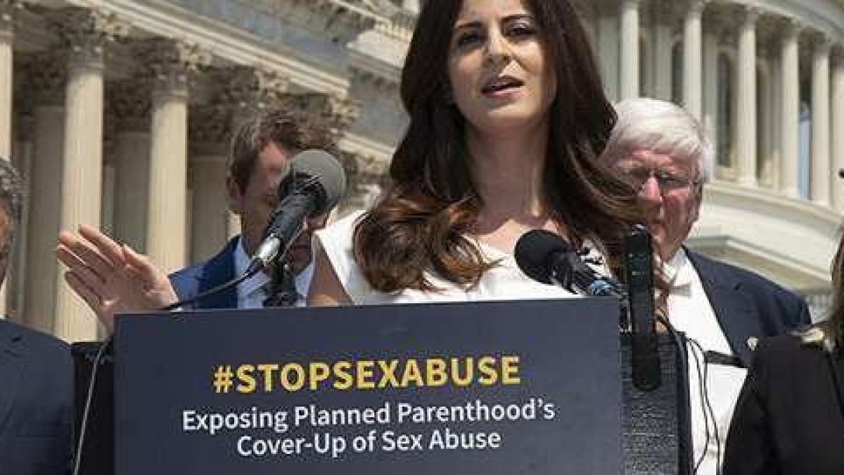 Lila Rose, de Live Action, con congresistas que piden investigar los supuestos abusos sexuales encubiertos en Planned Parenthood