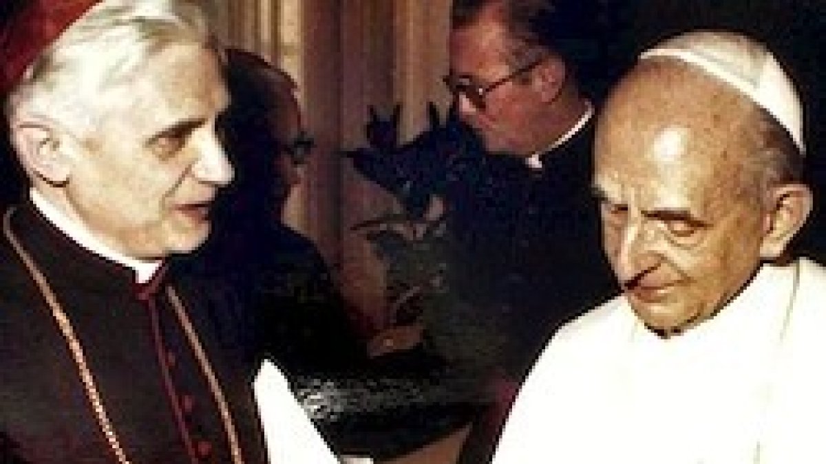 Pablo VI junto al cardenal Joseph Ratzinger, a quien él nombró obispo y cardenal en 1977, un año antes de su muerte.