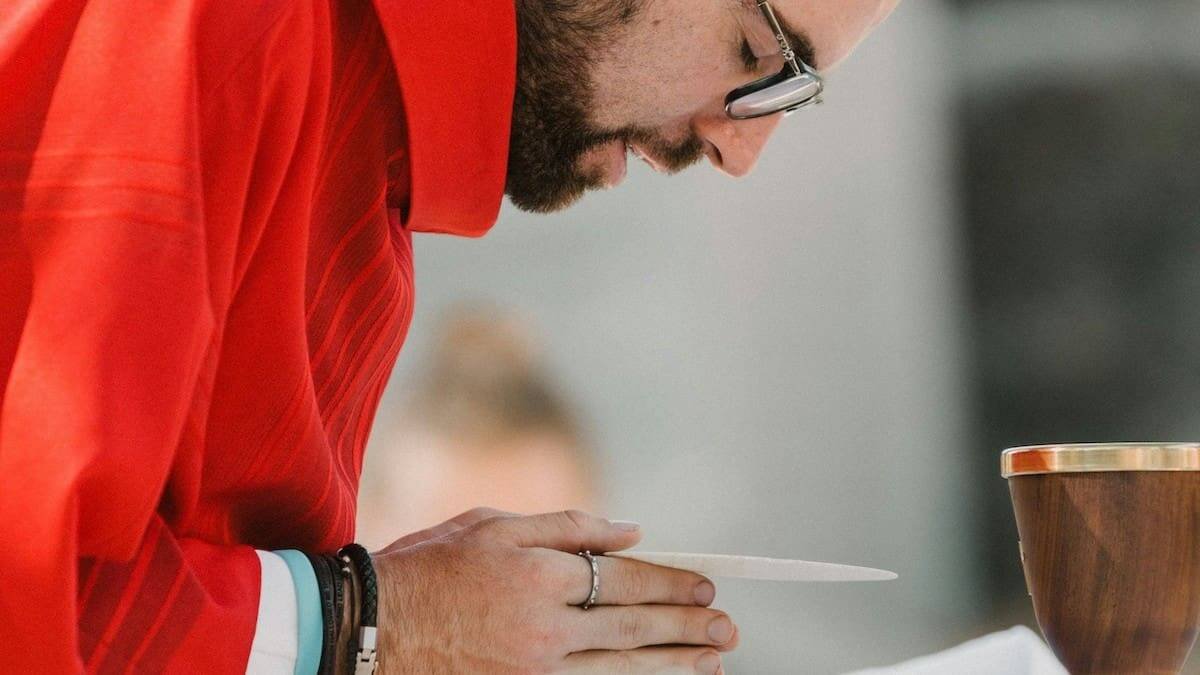 Al consagrar, se conservan las apariencias del pan y el vino, pero cambia su sustancia para convertirse en Cristo vivo. Foto: Jacob Bentzinger / Unsplash.