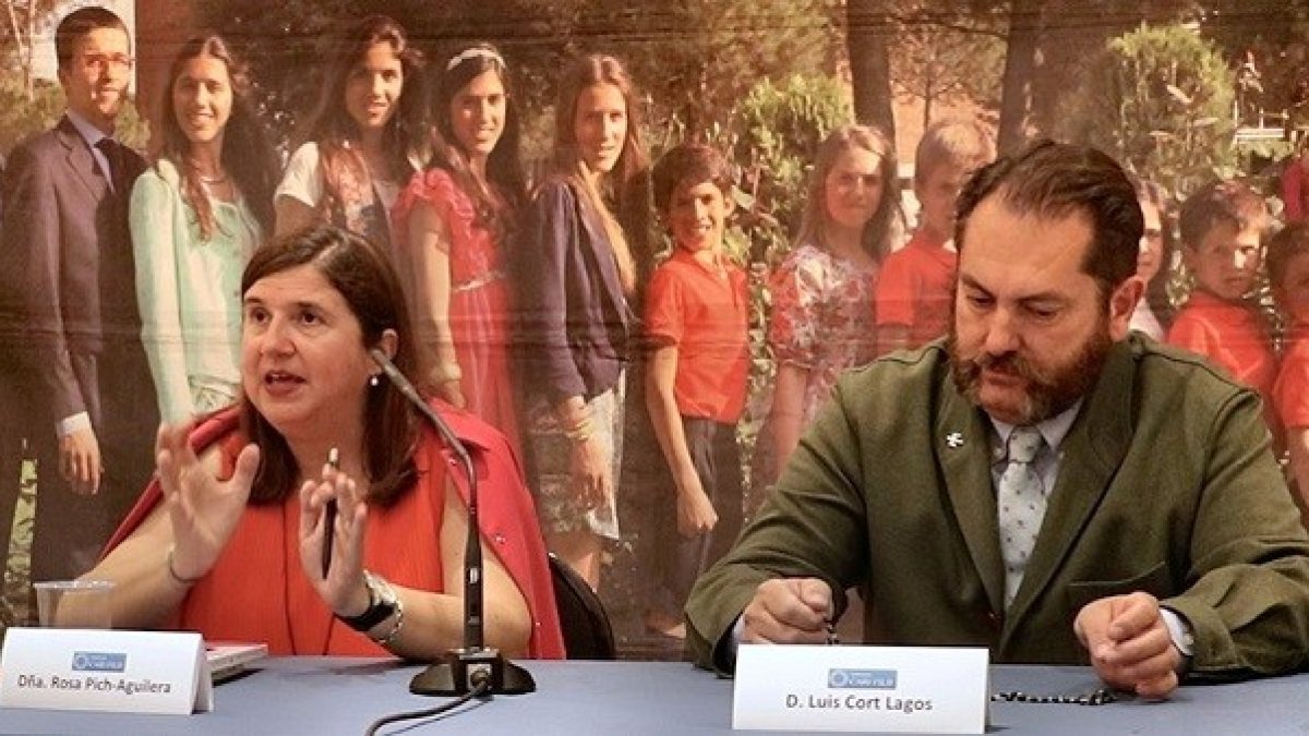 Rosa Pich-Aguilera, junto al presidente de la Fundación Cari Filii, Luis Cort.