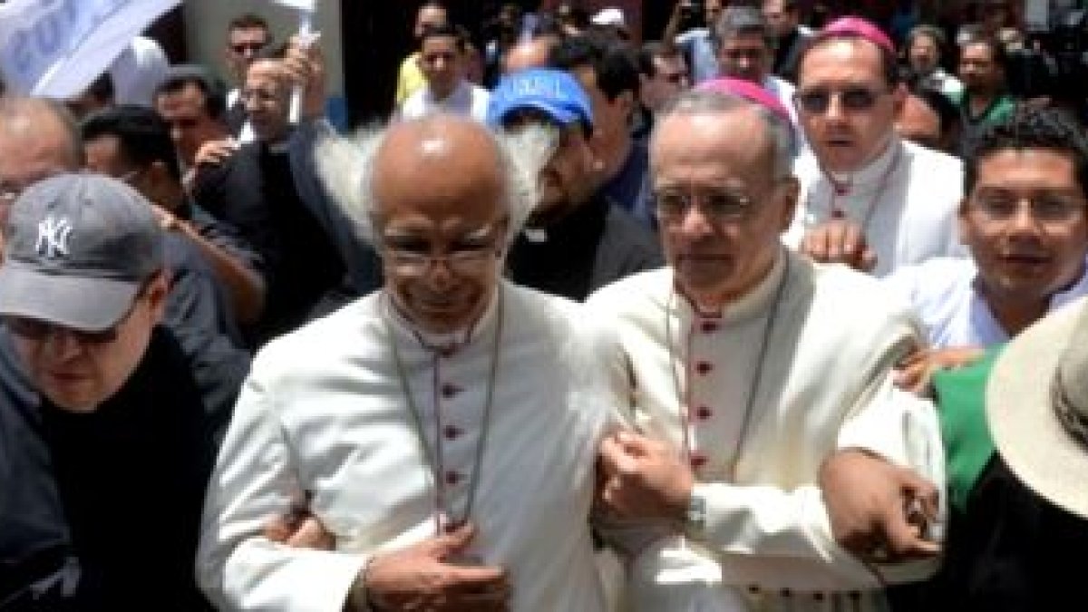 El cardenal Brenes, con el nuncio, otros obispos y sacerdotes, al llegar a la basílica menor