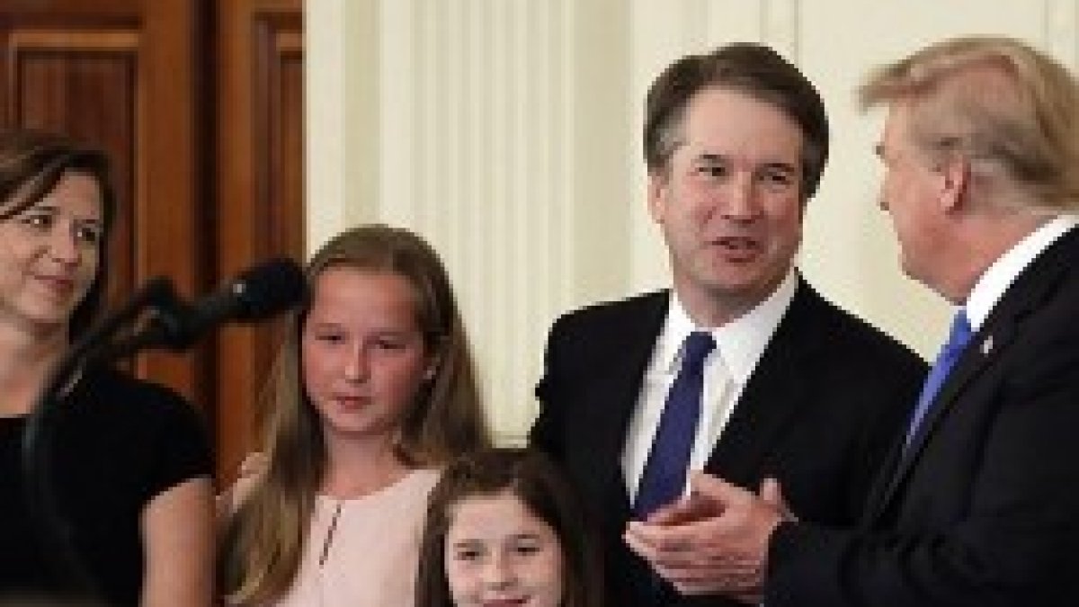 El juez Brett Kavanaugh, con su esposa e hijas, en la presentación oficial que ofició el presidente Trump