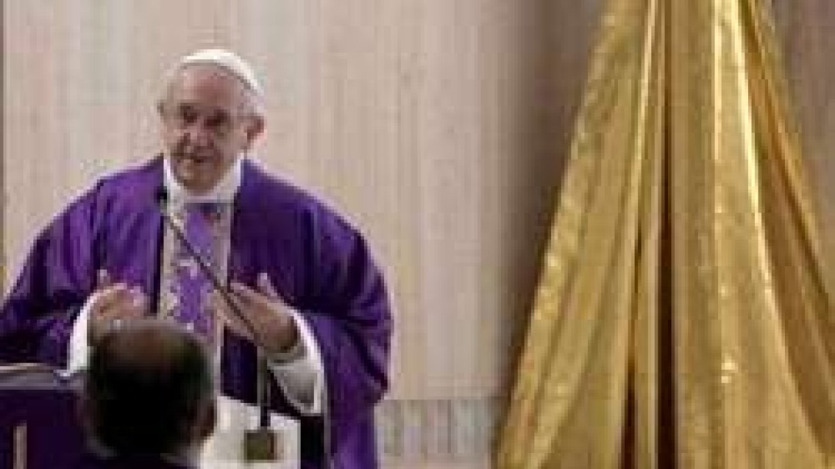 El Papa Francisco con una cuna vacía, símbolo del Niño que se espera