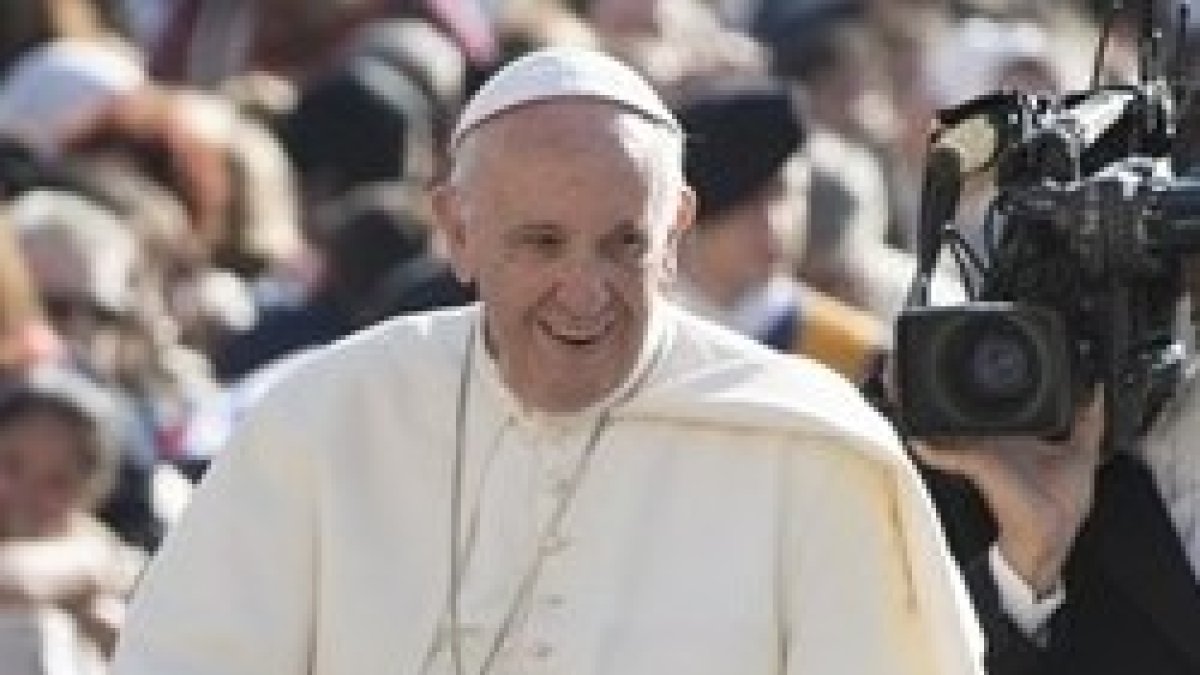 El Papa Francisco llega a la Plaza de San Pedro para la catequesis del miércoles