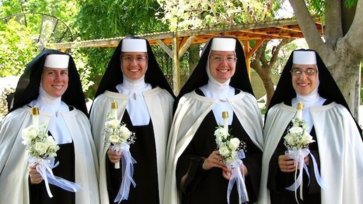 La hermana Shawn Pauline es la primera religiosa por la izquierda, en el día de los votos perpetuos de las cuatro, en 15 de julio de 2012.