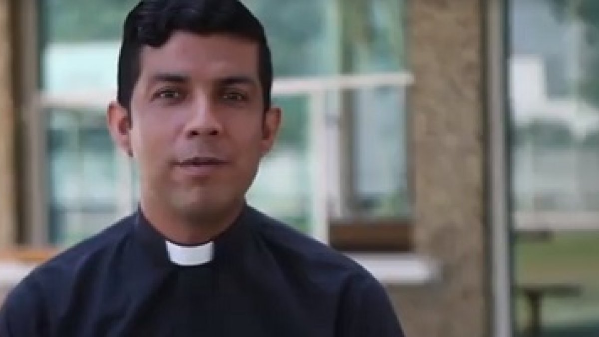 Gabriel se ordenará antes que el resto de sus compañeros y acudirá a su ordenación ya como sacerdote