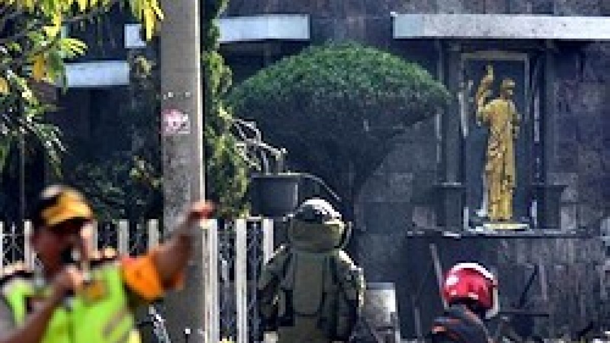 Un artificiero, en las inmediaciones de la iglesia de María Inmaculada tras el atentado.