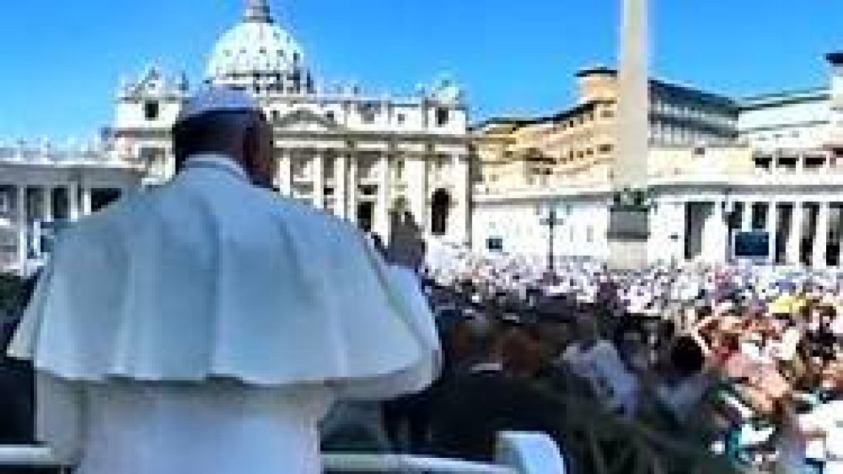 La Plaza de San Pedro presentó este domingo un lleno total para la misa y el Angelus que pusieron punto final al encuentro de decenas de miles de jóvenes italianos cara al sínodo.