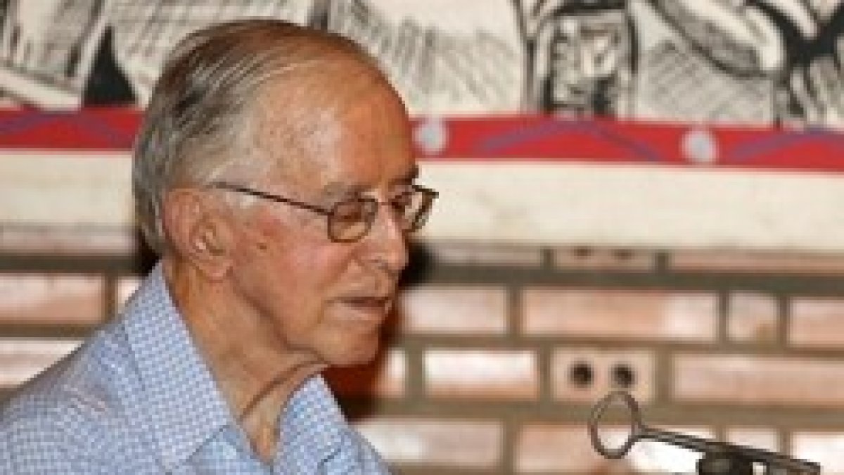 El obispo misionero Casaldáliga al recibir el Premio Internacional Cataluña en 2006, de la Generalitat