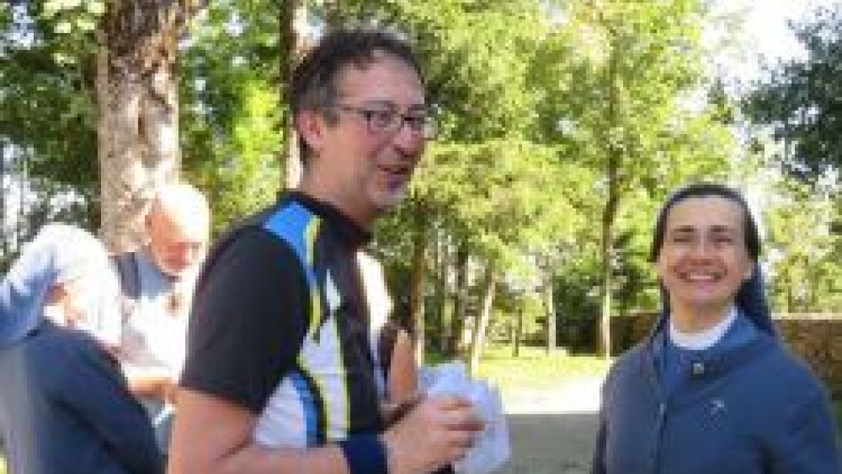 Hay 300.000 peregrinos anuales hacia Santiago, y unas monjas en O Cebreiro acogen y animan a muchos de ellos